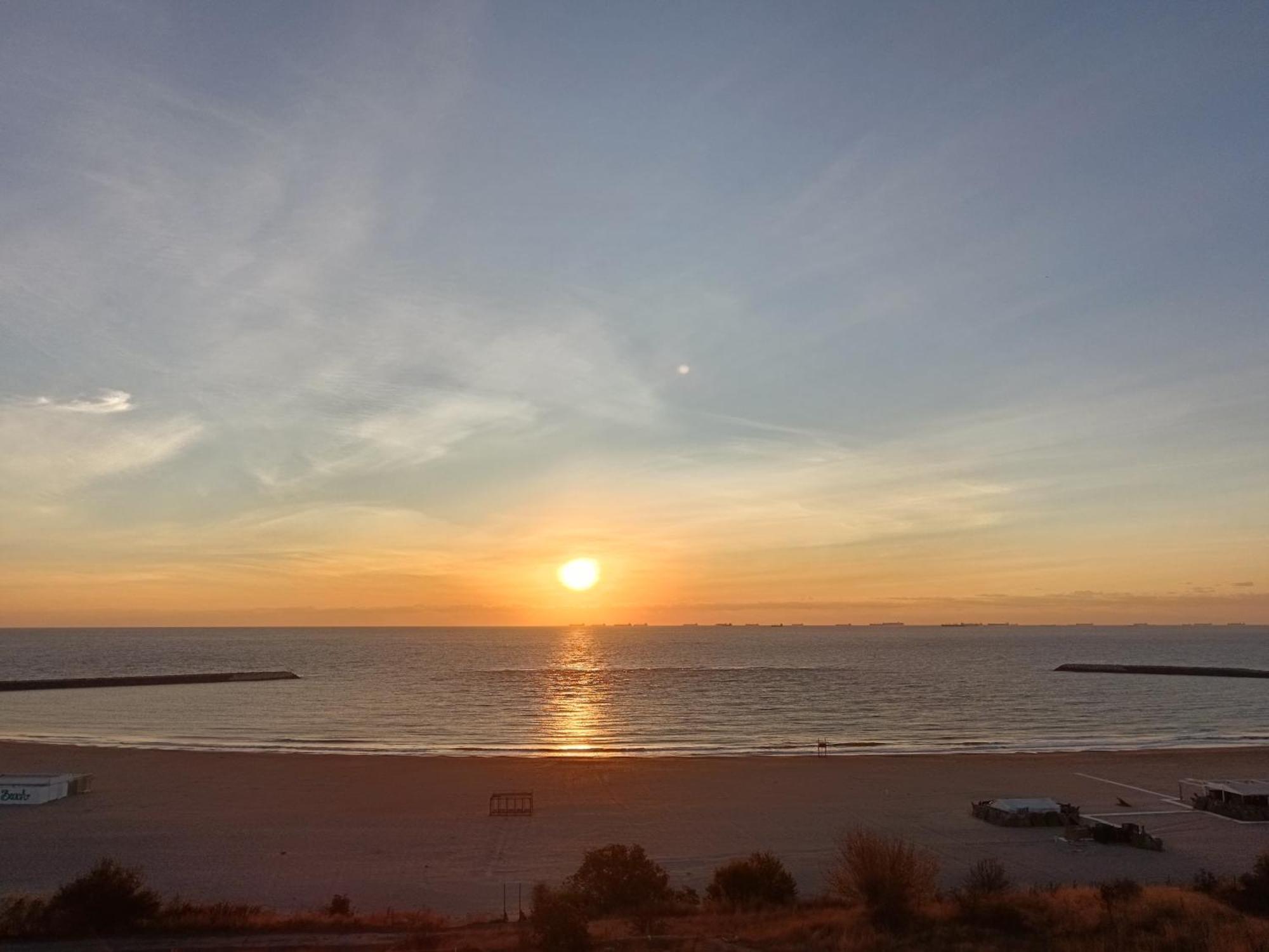Sunrise Beachfront Relax Residence Констанца Экстерьер фото