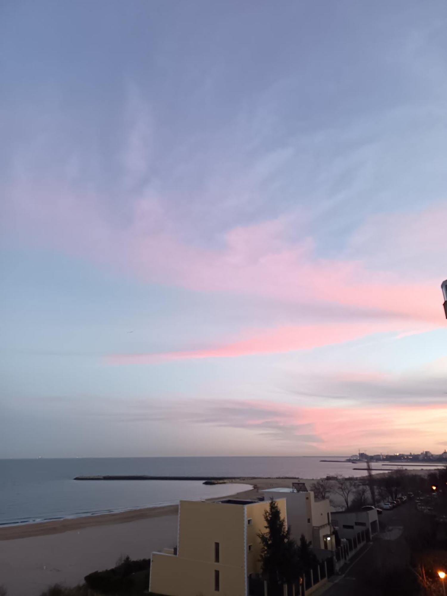 Sunrise Beachfront Relax Residence Констанца Экстерьер фото